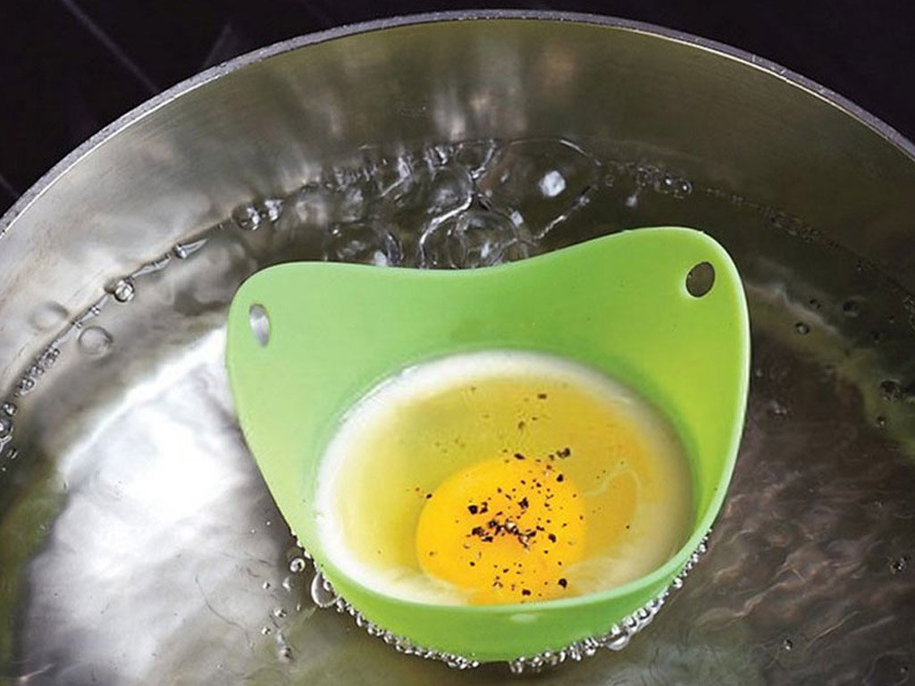 Schwimmende Form für pochierte Eier